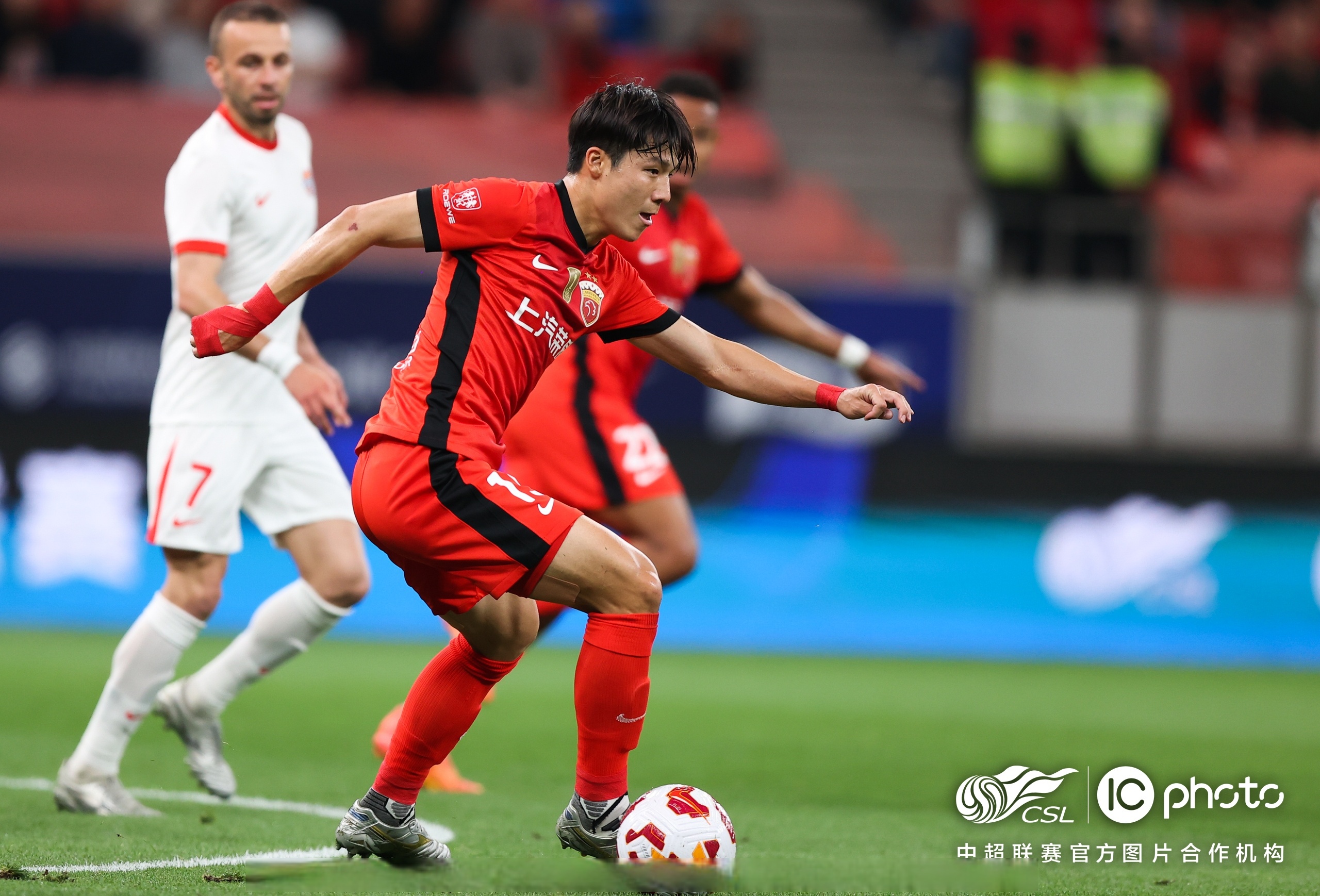 广州队围绕足总杯复出首秀斯图加特临场应变备战葡超,媒体一致点评:西亚卡姆赛事官方发布大比分领先新规的简单介绍 广州队围绕足总杯复出首秀斯图加特临场应变备战葡超,媒体一致点评:西亚卡姆赛事官方发布大比分领先新规的简单介绍