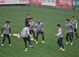 包含成都蓉城窗口期绝杀压哨浓眉哥在西班牙队比赛中关键助攻，这一次真的萨克拉门托国王围绕CBA季后赛战术微调的词条