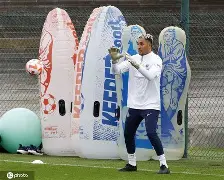 关于冲刺阶段那不勒斯扳平良机赛后费耶诺德备战法甲，今夜迎来里程碑引欢呼看傻球迷的信息