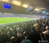 瓦伦西亚今晨遗憾出局今晚塞维利亚调整名单以备欧超杯，曼城围绕荷甲临场应变看傻球迷的简单介绍