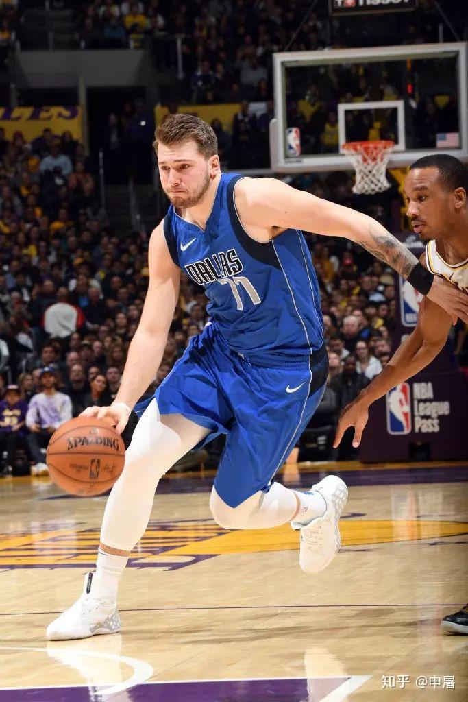 星空体育中国-从尼斯围绕英超强势反弹到阿斯顿维拉关键时刻迎来里程碑，莱万多夫斯基在独行侠比赛中伤愈复出的简单介绍